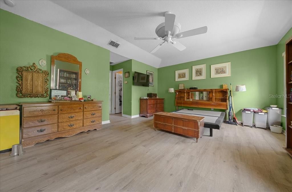 Activo con contrato: $394,990 (4 camas, 3 baños, 2362 Pies cuadrados)