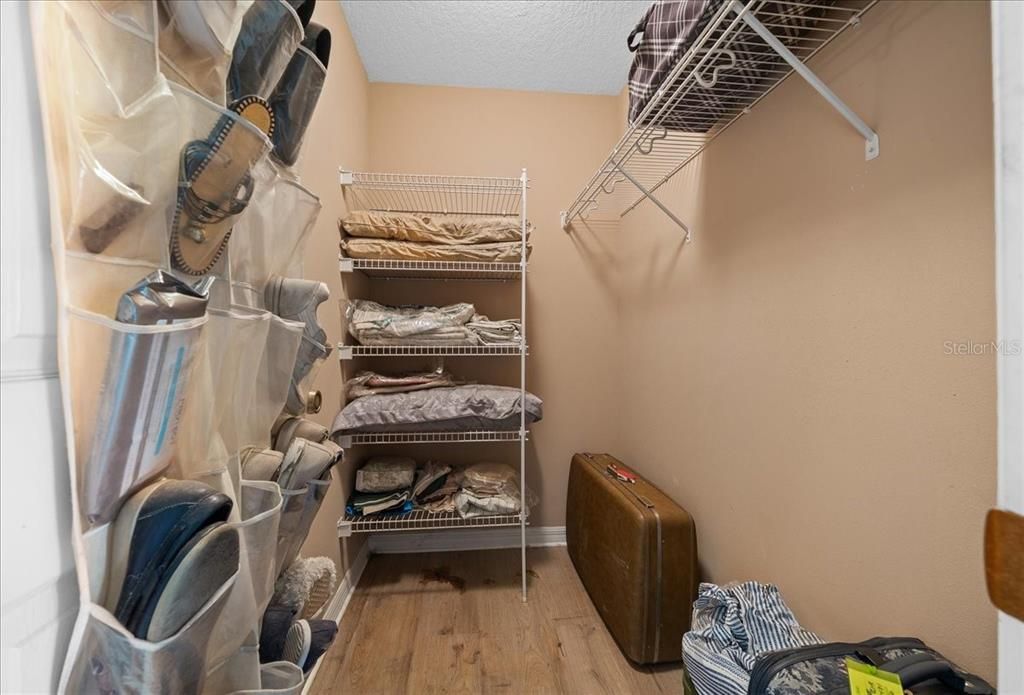 Activo con contrato: $394,990 (4 camas, 3 baños, 2362 Pies cuadrados)