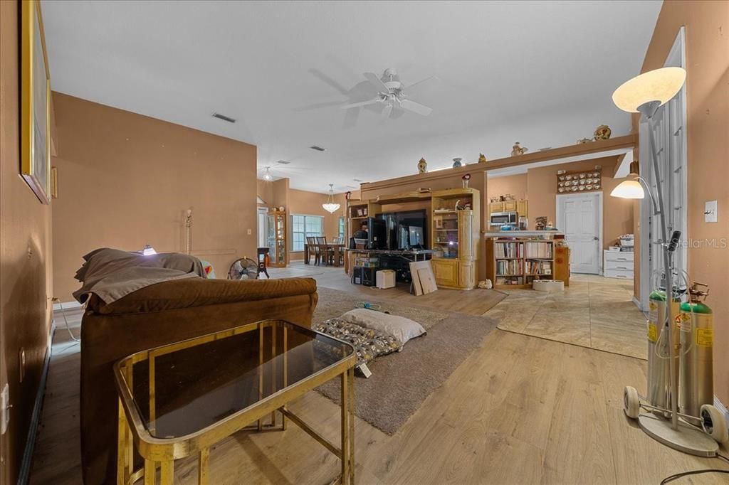 Activo con contrato: $394,990 (4 camas, 3 baños, 2362 Pies cuadrados)