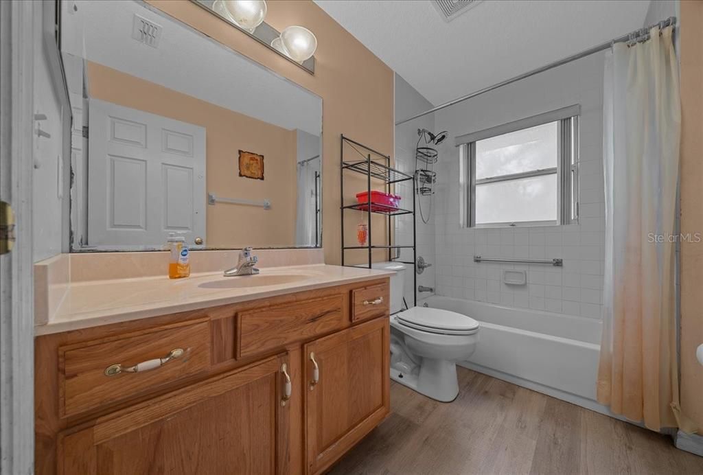 Activo con contrato: $394,990 (4 camas, 3 baños, 2362 Pies cuadrados)