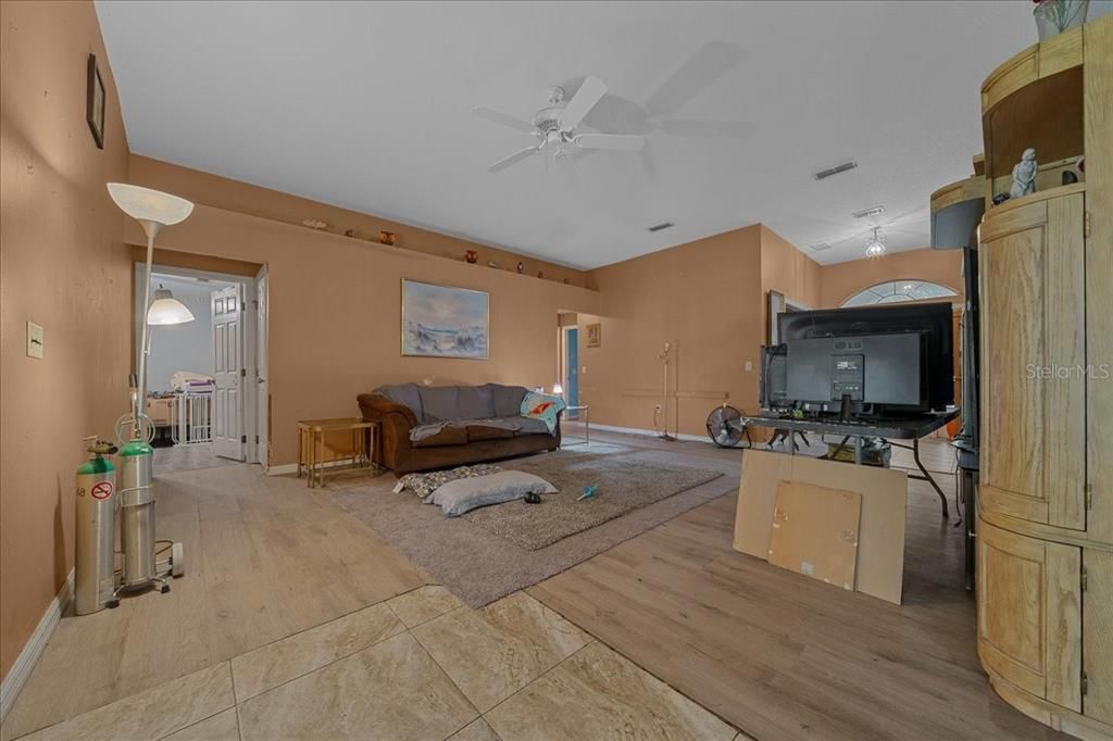 Activo con contrato: $394,990 (4 camas, 3 baños, 2362 Pies cuadrados)