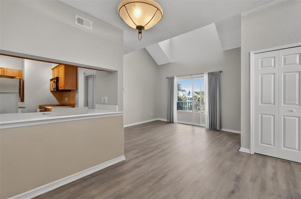 For Sale: $195,000 (1 beds, 1 baths, 1153 Square Feet)