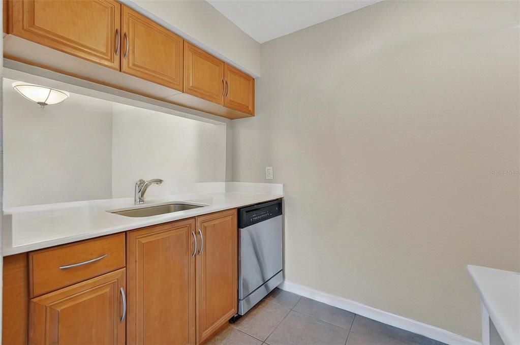 For Sale: $195,000 (1 beds, 1 baths, 1153 Square Feet)