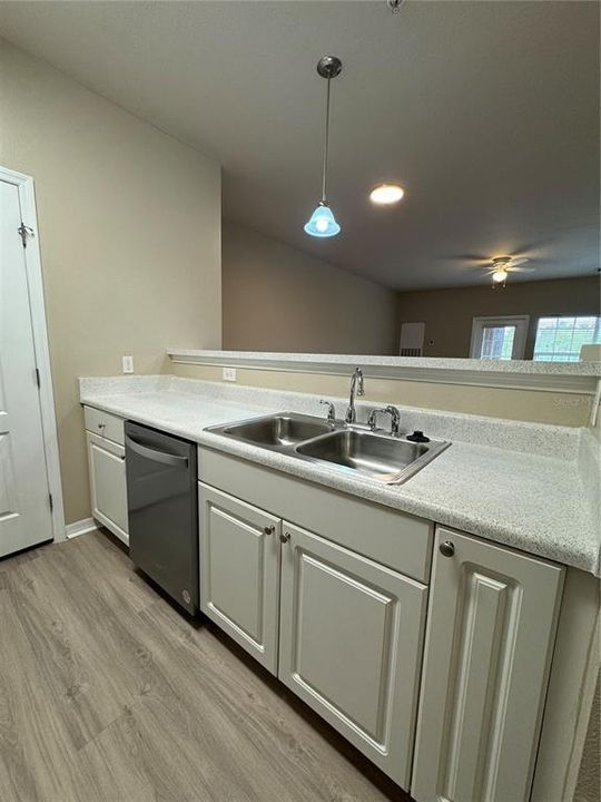 For Sale: $198,000 (1 beds, 1 baths, 868 Square Feet)