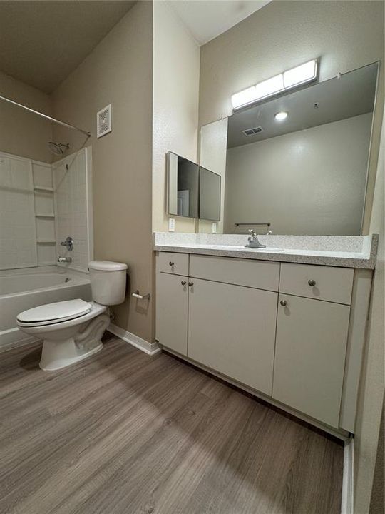 For Sale: $198,000 (1 beds, 1 baths, 868 Square Feet)