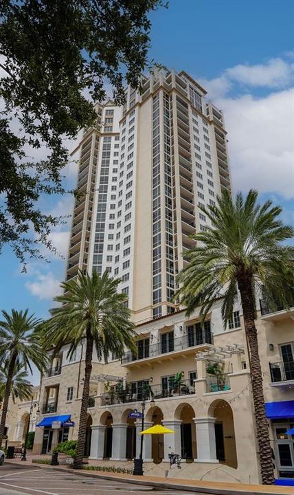 Activo con contrato: $1,999,000 (3 camas, 3 baños, 2736 Pies cuadrados)