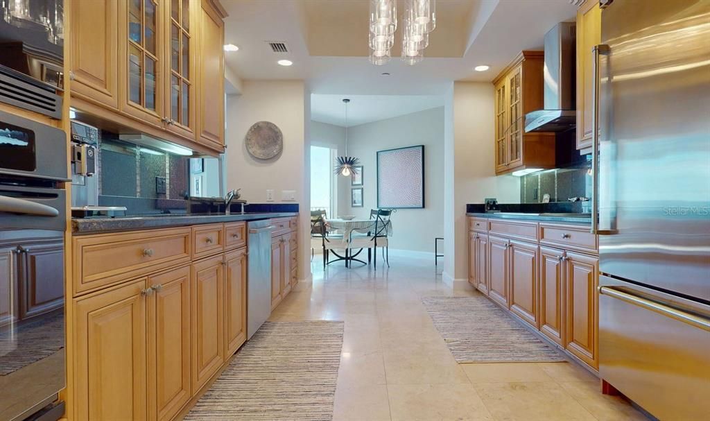 Activo con contrato: $1,999,000 (3 camas, 3 baños, 2736 Pies cuadrados)