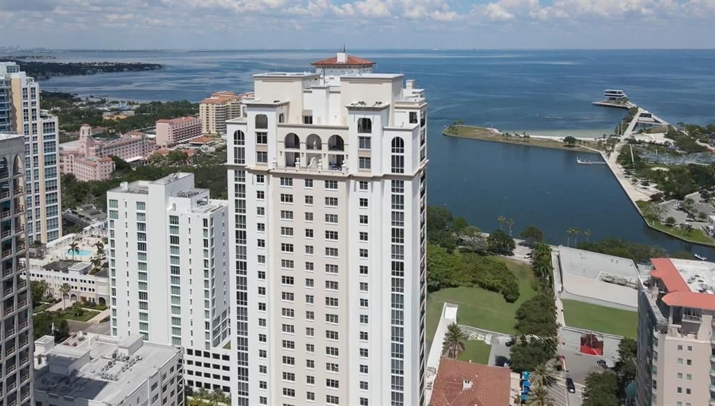 Activo con contrato: $1,999,000 (3 camas, 3 baños, 2736 Pies cuadrados)