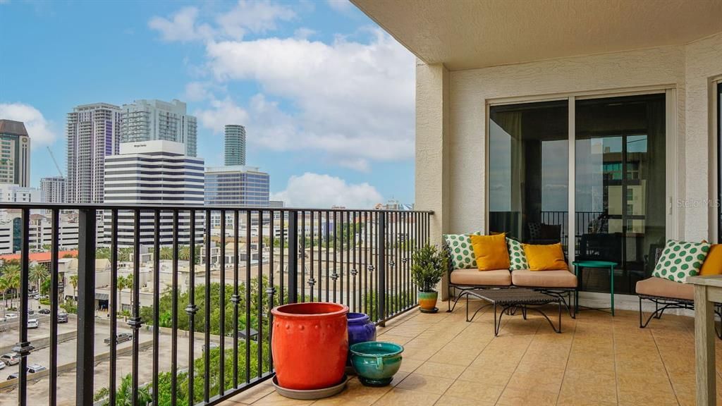 Activo con contrato: $1,999,000 (3 camas, 3 baños, 2736 Pies cuadrados)