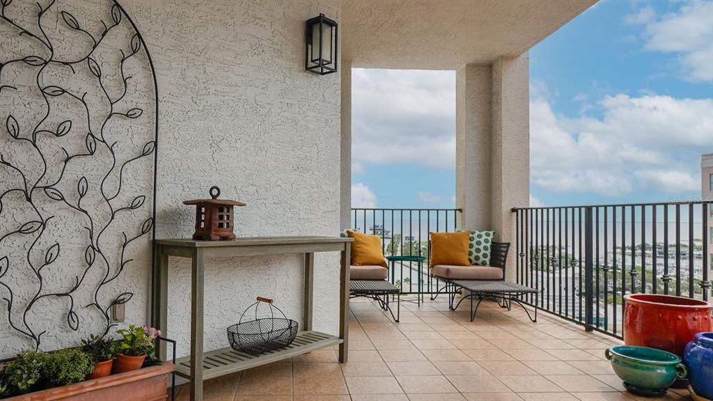 Activo con contrato: $1,999,000 (3 camas, 3 baños, 2736 Pies cuadrados)