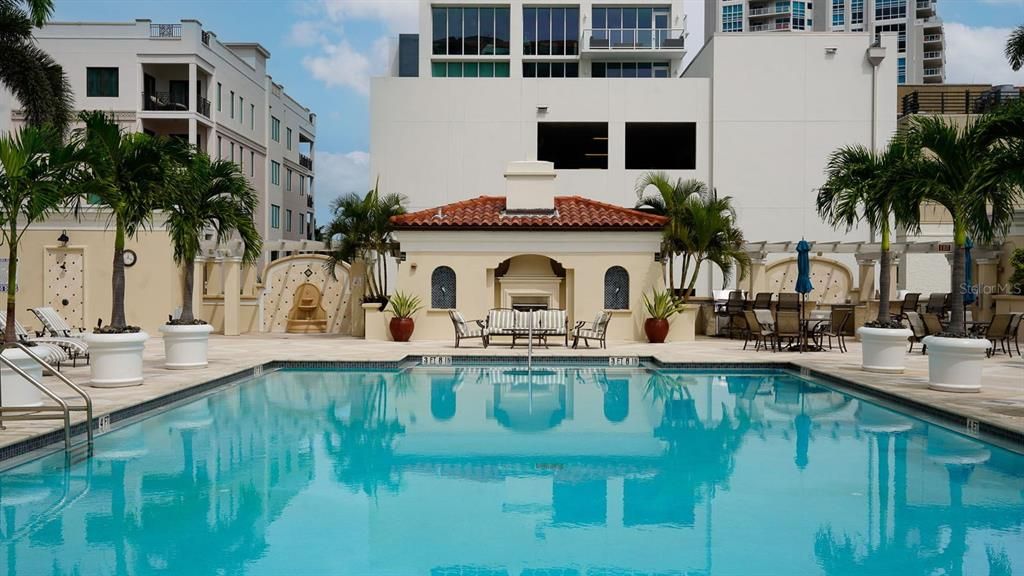 Activo con contrato: $1,999,000 (3 camas, 3 baños, 2736 Pies cuadrados)