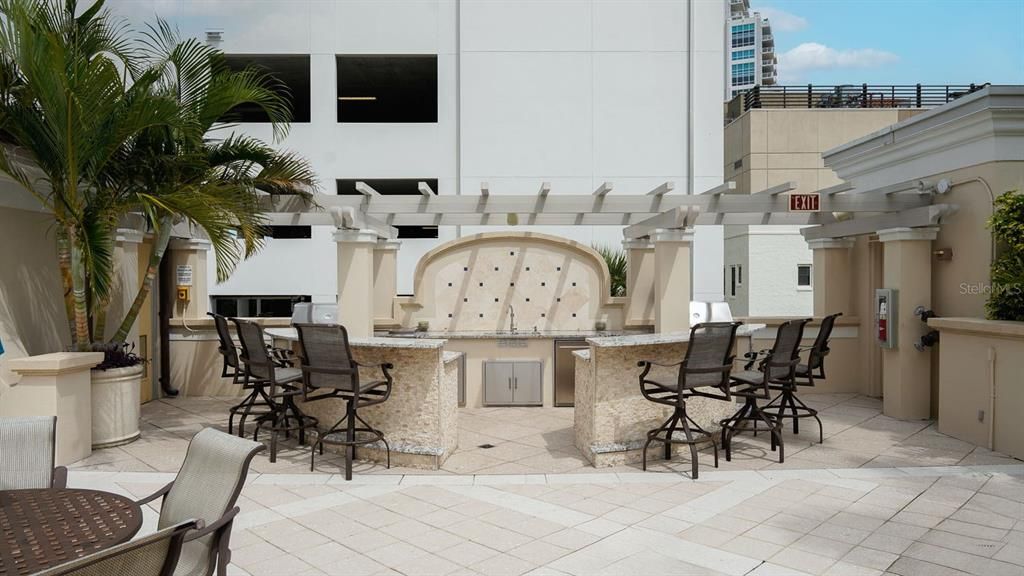 Activo con contrato: $1,999,000 (3 camas, 3 baños, 2736 Pies cuadrados)