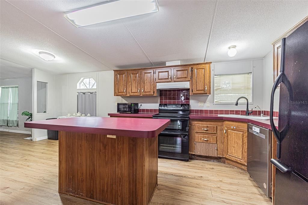 Active With Contract: $258,000 (4 beds, 2 baths, 1782 Square Feet)