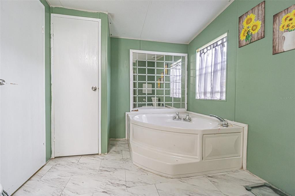 Active With Contract: $258,000 (4 beds, 2 baths, 1782 Square Feet)