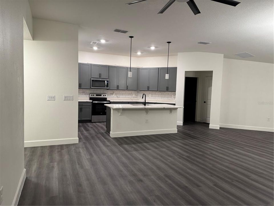 Под контрактом: $350,000 (4 спален, 2 ванн, 1983 Квадратных фут)