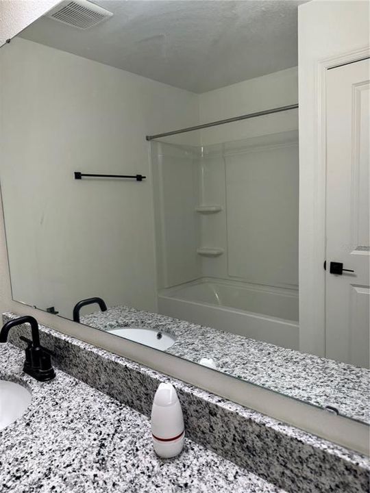 Под контрактом: $350,000 (4 спален, 2 ванн, 1983 Квадратных фут)