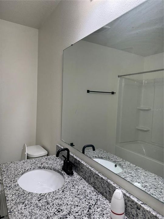 Под контрактом: $350,000 (4 спален, 2 ванн, 1983 Квадратных фут)