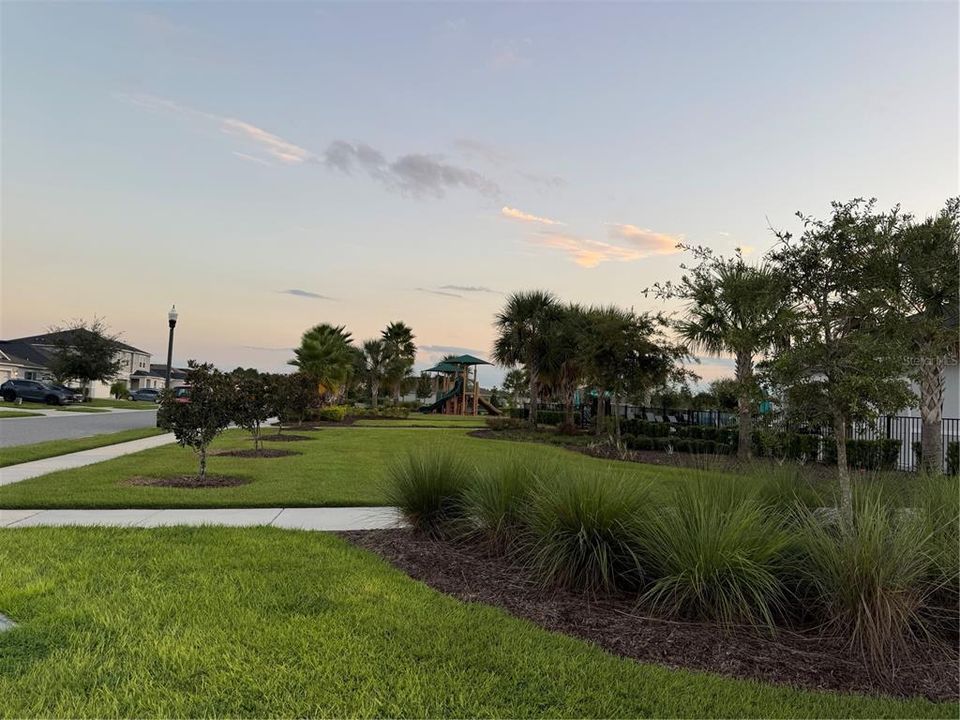 Под контрактом: $350,000 (4 спален, 2 ванн, 1983 Квадратных фут)