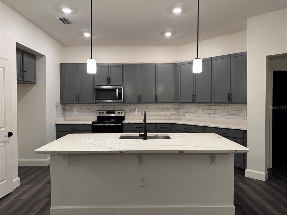 Под контрактом: $350,000 (4 спален, 2 ванн, 1983 Квадратных фут)