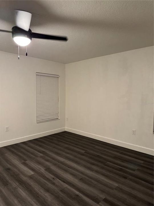 Под контрактом: $350,000 (4 спален, 2 ванн, 1983 Квадратных фут)