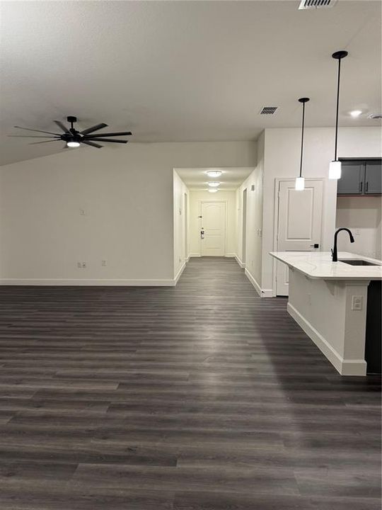 Под контрактом: $350,000 (4 спален, 2 ванн, 1983 Квадратных фут)