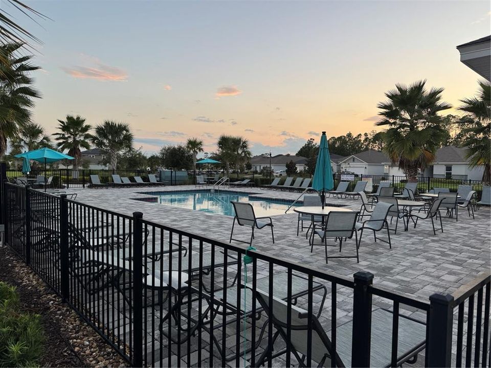 Под контрактом: $350,000 (4 спален, 2 ванн, 1983 Квадратных фут)