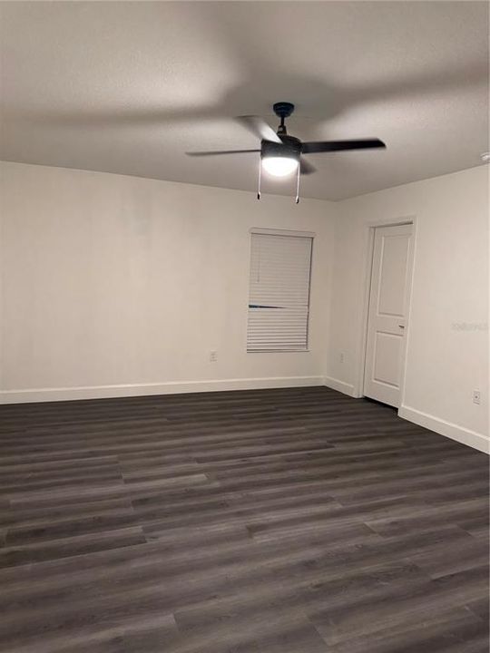 Под контрактом: $350,000 (4 спален, 2 ванн, 1983 Квадратных фут)