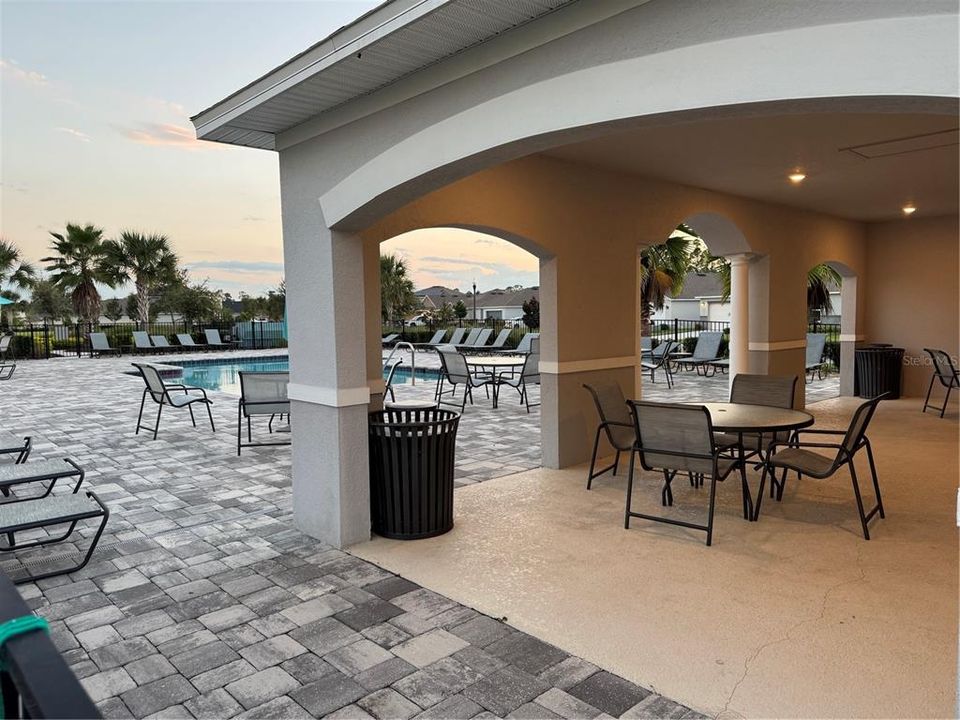 Под контрактом: $350,000 (4 спален, 2 ванн, 1983 Квадратных фут)