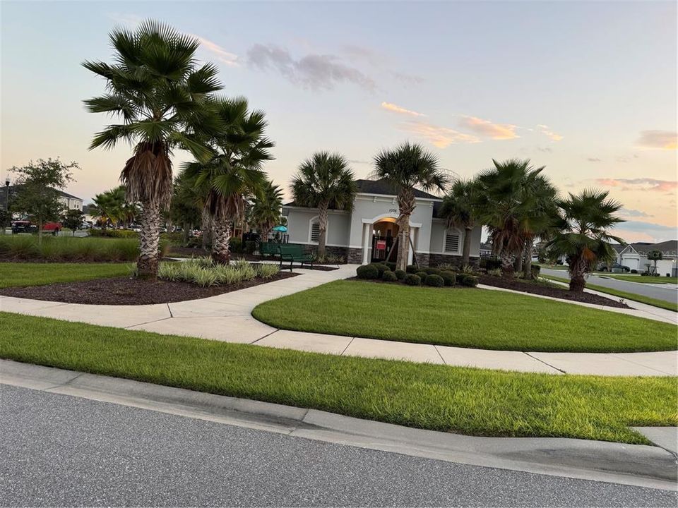 Под контрактом: $350,000 (4 спален, 2 ванн, 1983 Квадратных фут)