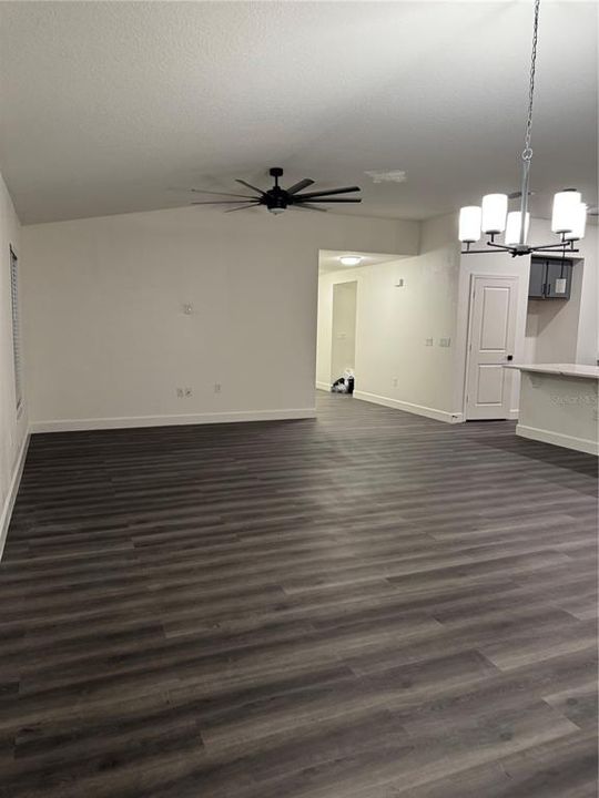 Под контрактом: $350,000 (4 спален, 2 ванн, 1983 Квадратных фут)