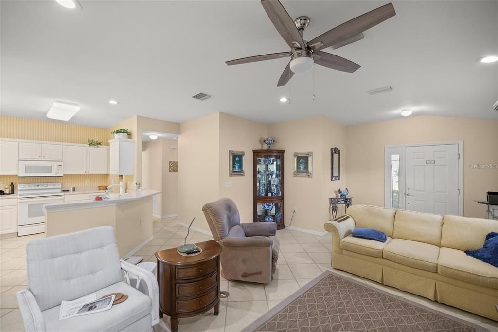 For Rent: $1,900 (2 beds, 2 baths, 1374 Square Feet)