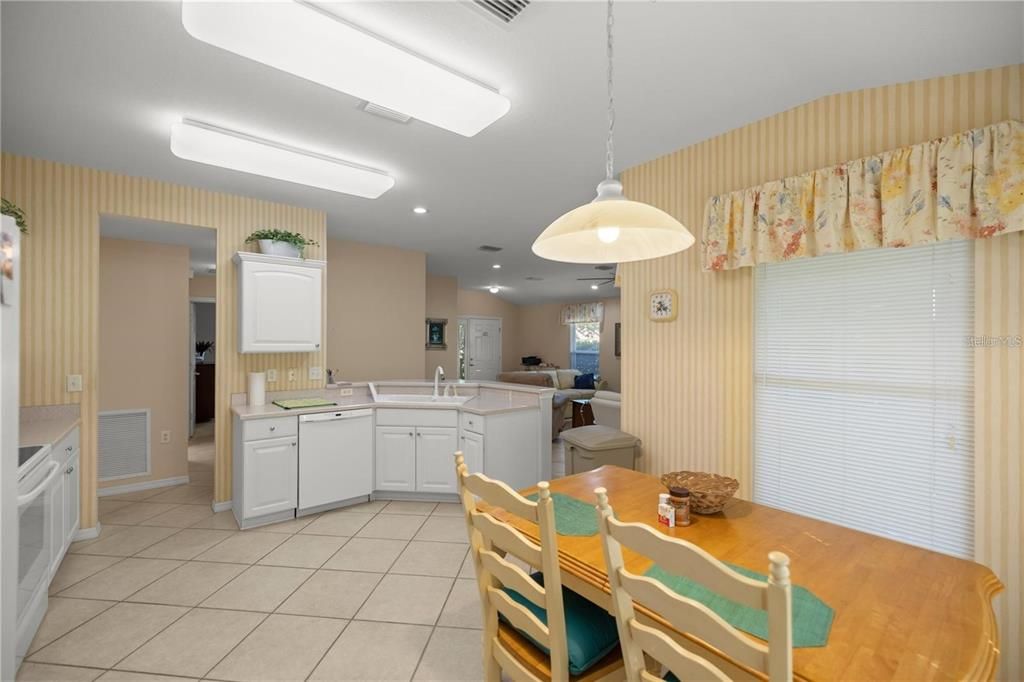 For Rent: $1,900 (2 beds, 2 baths, 1374 Square Feet)