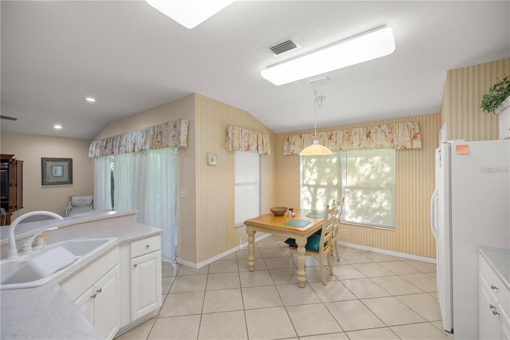 For Rent: $1,900 (2 beds, 2 baths, 1374 Square Feet)