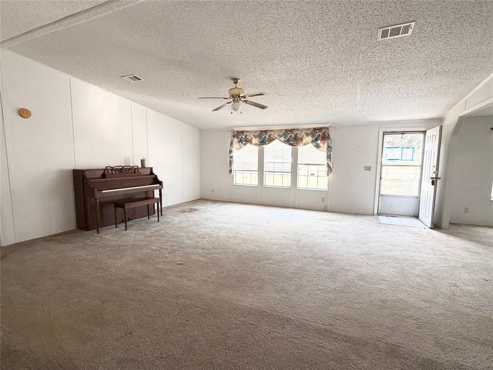 待售: $165,000 (4 贝兹, 2 浴室, 2356 平方英尺)