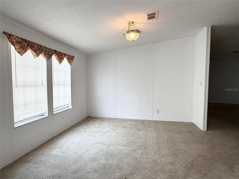 待售: $165,000 (4 贝兹, 2 浴室, 2356 平方英尺)