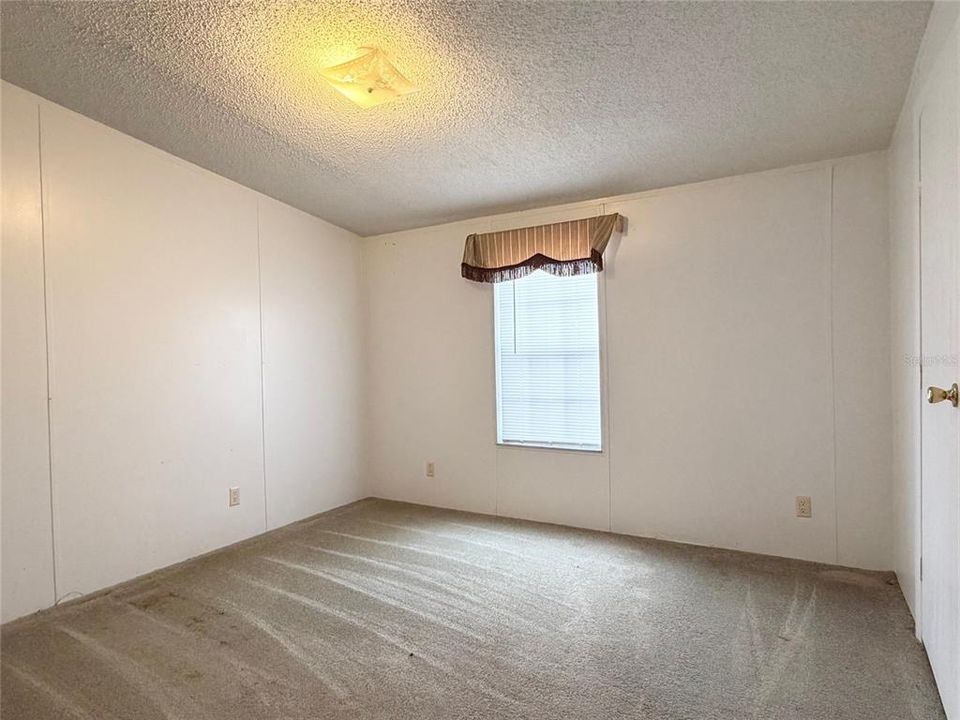 待售: $165,000 (4 贝兹, 2 浴室, 2356 平方英尺)