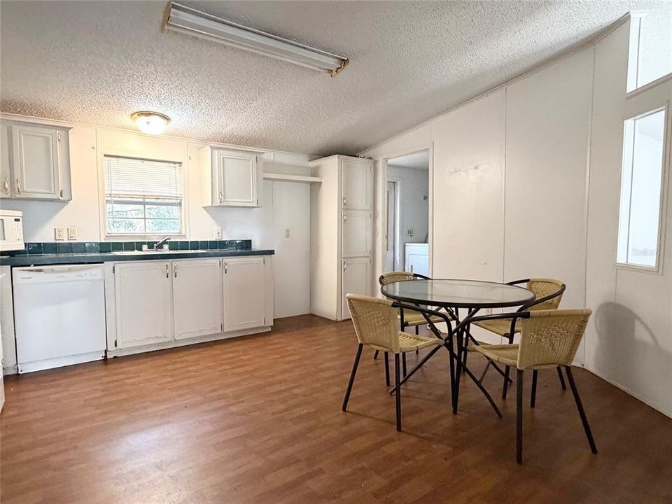 待售: $165,000 (4 贝兹, 2 浴室, 2356 平方英尺)