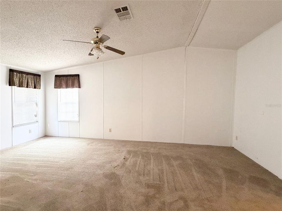 待售: $165,000 (4 贝兹, 2 浴室, 2356 平方英尺)