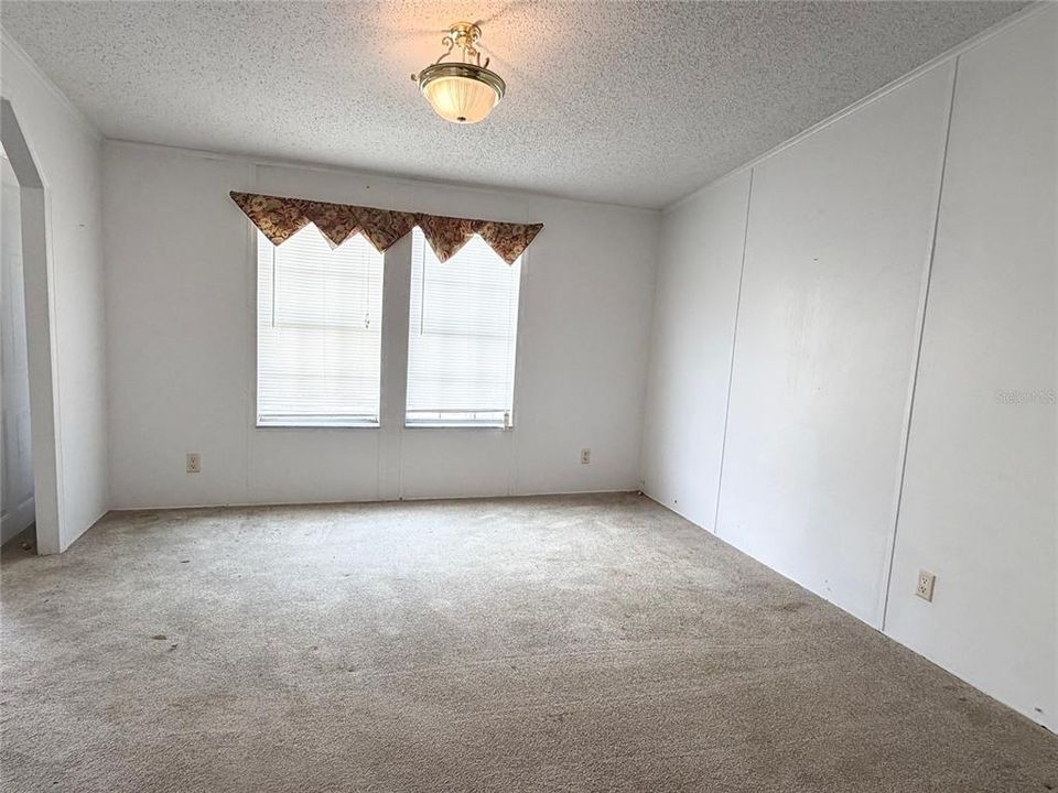 待售: $165,000 (4 贝兹, 2 浴室, 2356 平方英尺)