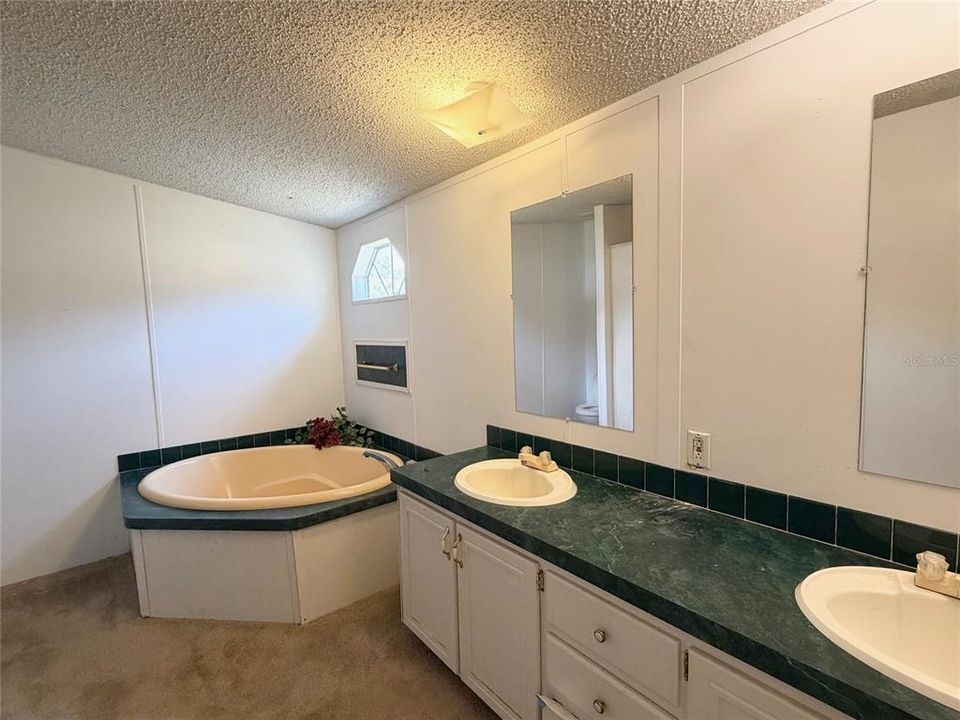 待售: $165,000 (4 贝兹, 2 浴室, 2356 平方英尺)