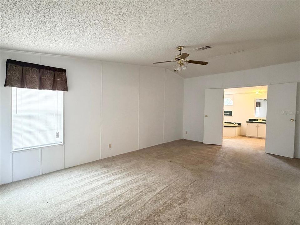 待售: $165,000 (4 贝兹, 2 浴室, 2356 平方英尺)