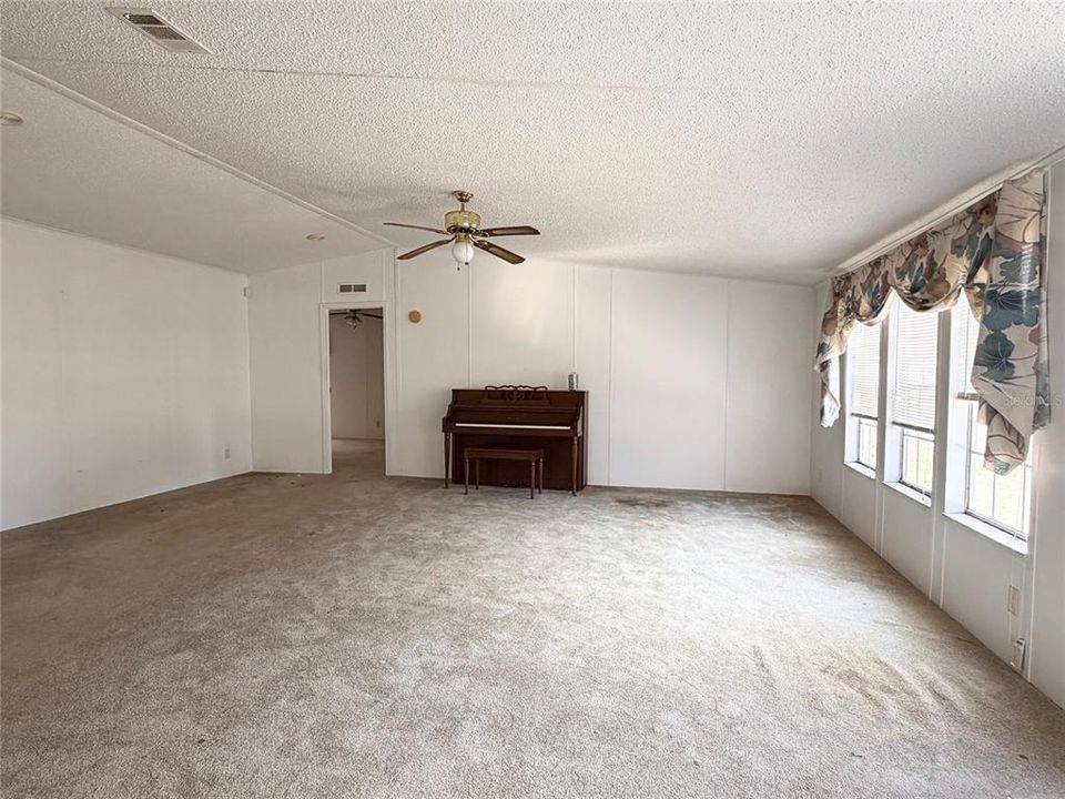 待售: $165,000 (4 贝兹, 2 浴室, 2356 平方英尺)