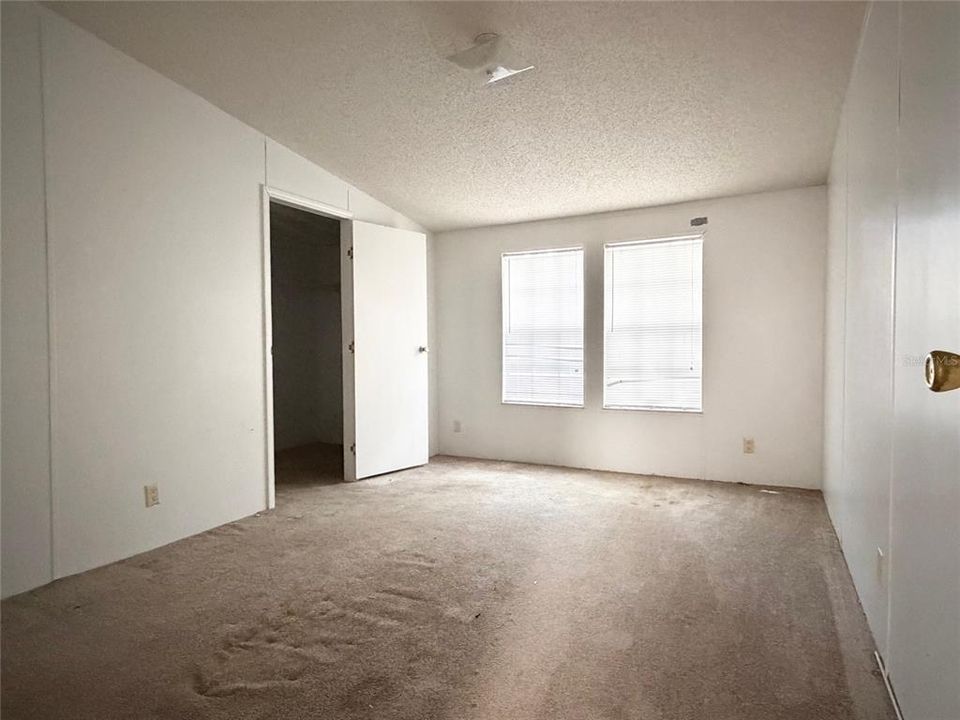 待售: $165,000 (4 贝兹, 2 浴室, 2356 平方英尺)