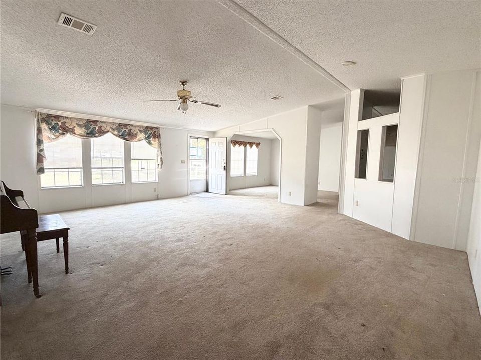 待售: $165,000 (4 贝兹, 2 浴室, 2356 平方英尺)