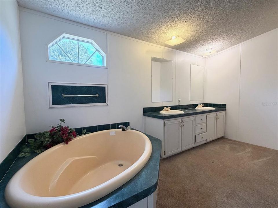 待售: $165,000 (4 贝兹, 2 浴室, 2356 平方英尺)