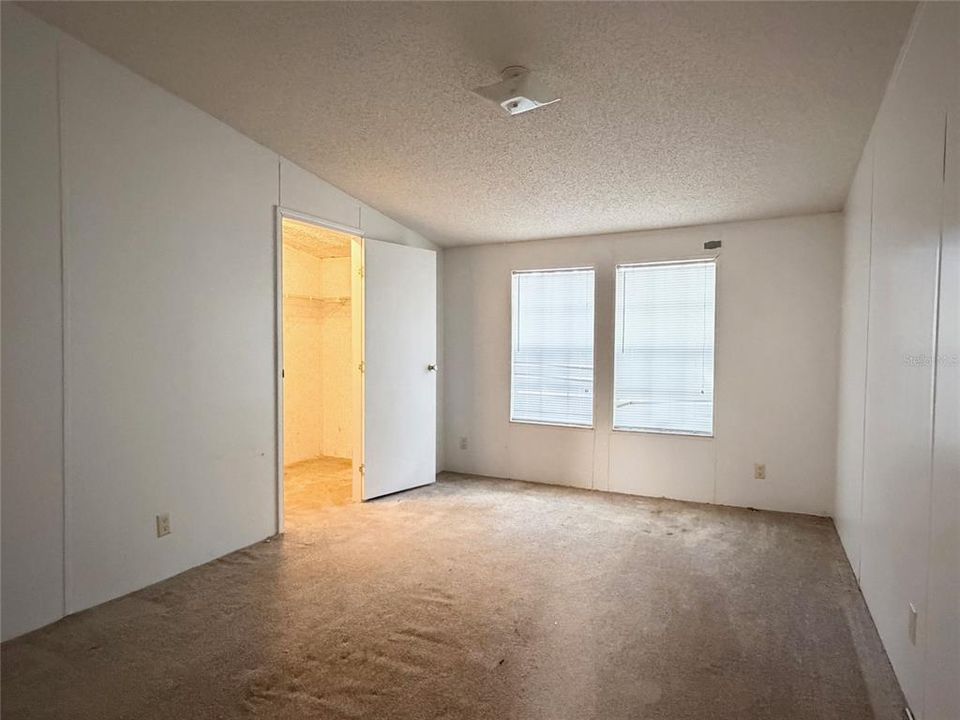 待售: $165,000 (4 贝兹, 2 浴室, 2356 平方英尺)