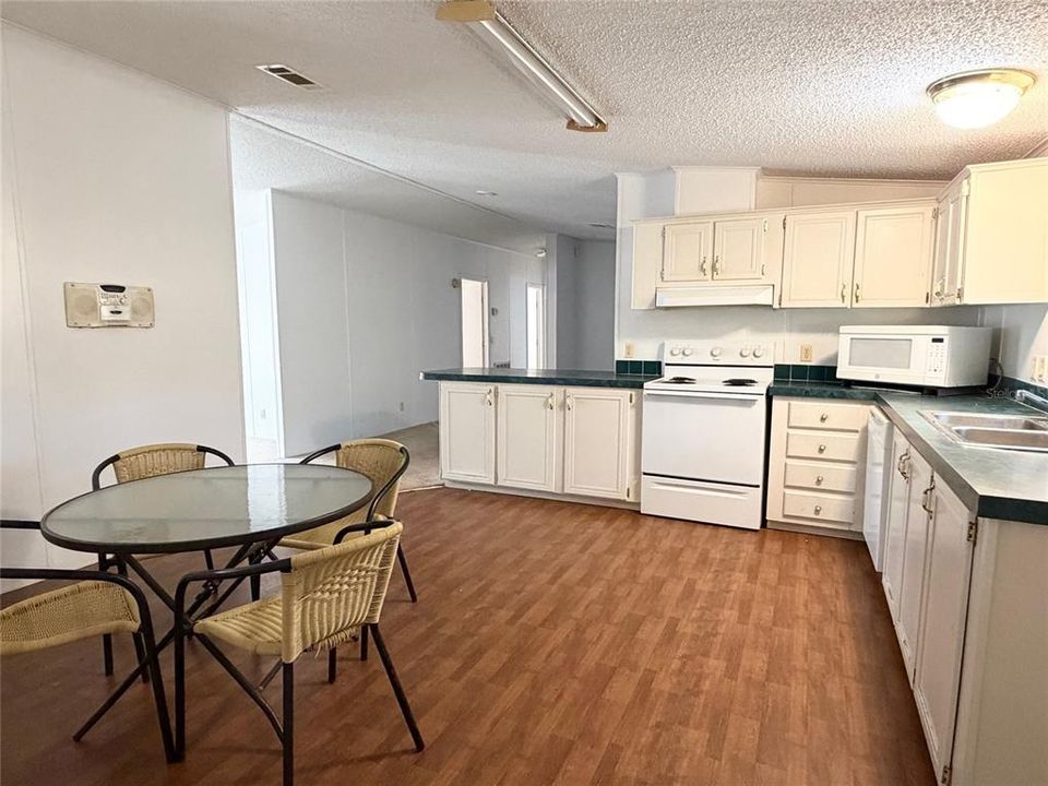 待售: $165,000 (4 贝兹, 2 浴室, 2356 平方英尺)