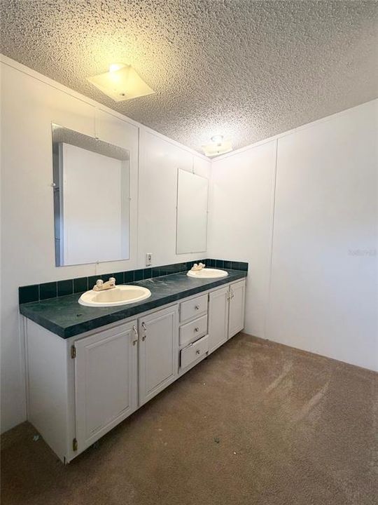 待售: $165,000 (4 贝兹, 2 浴室, 2356 平方英尺)