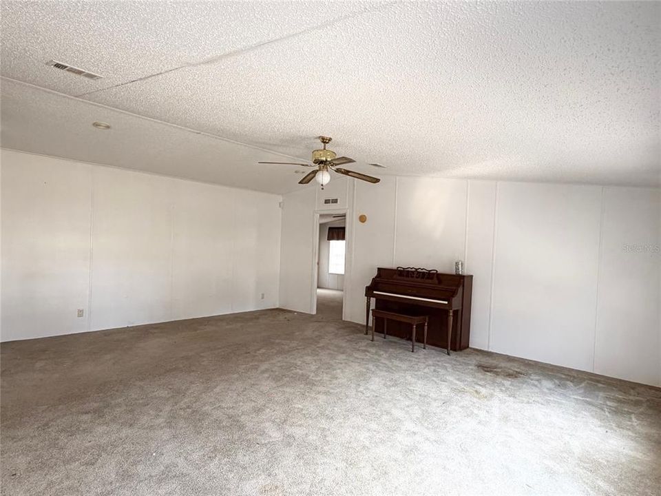 待售: $165,000 (4 贝兹, 2 浴室, 2356 平方英尺)