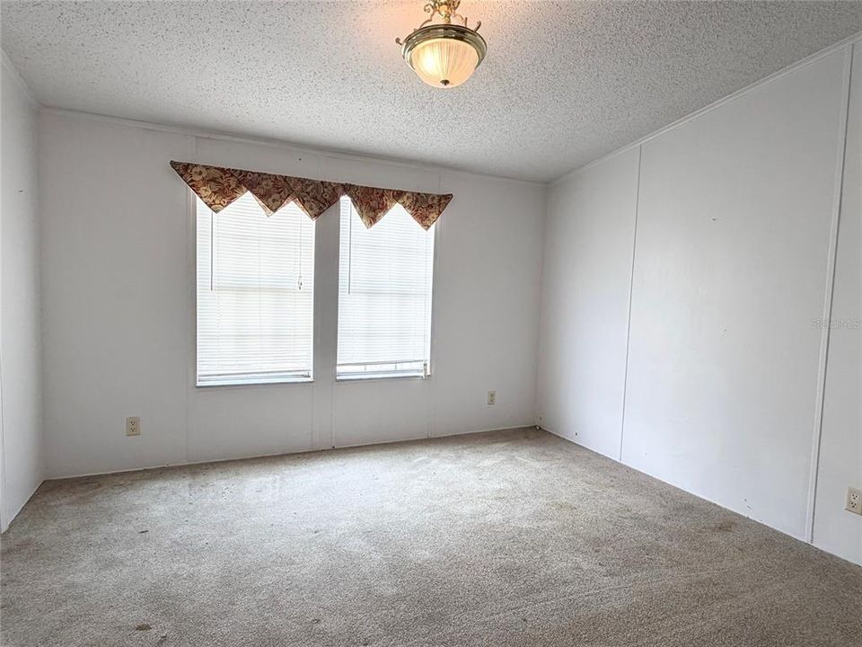 待售: $165,000 (4 贝兹, 2 浴室, 2356 平方英尺)